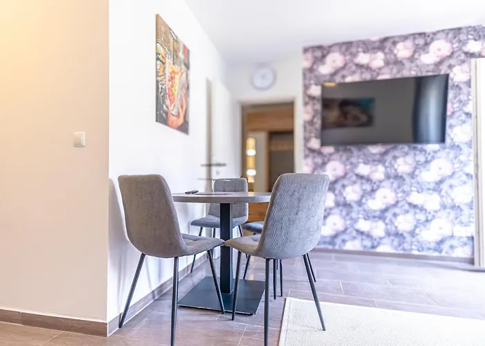 9 Min To Center, Modern 1br & 1lr With Balcony & Smart Tv Apartmán