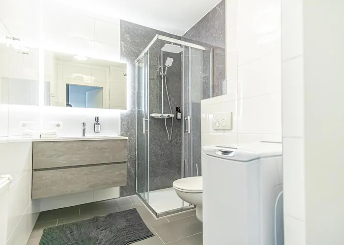 9 Min To Center, Modern 1br & 1lr With Balcony & Smart Tv *