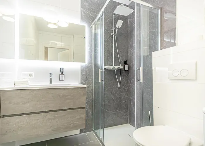 9 Min To Center, Modern 1br & 1lr With Balcony & Smart Tv *