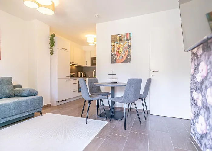 9 Min To Center, Modern 1br & 1lr With Balcony & Smart Tv Apartmán