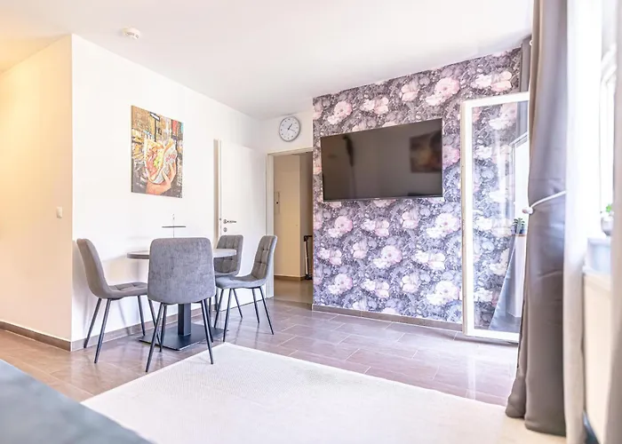 9 Min To Center, Modern 1br & 1lr With Balcony & Smart Tv *