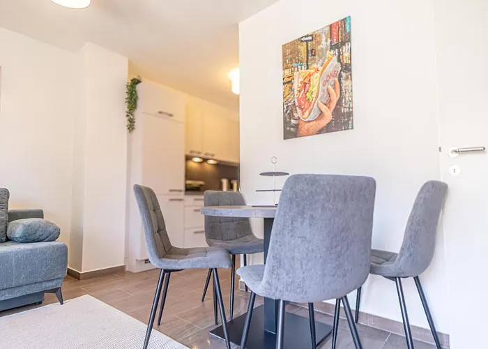 9 Min To Center, Modern 1br & 1lr With Balcony & Smart Tv *
