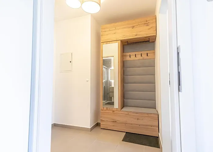 9 Min To Center, Modern 1br & 1lr With Balcony & Smart Tv