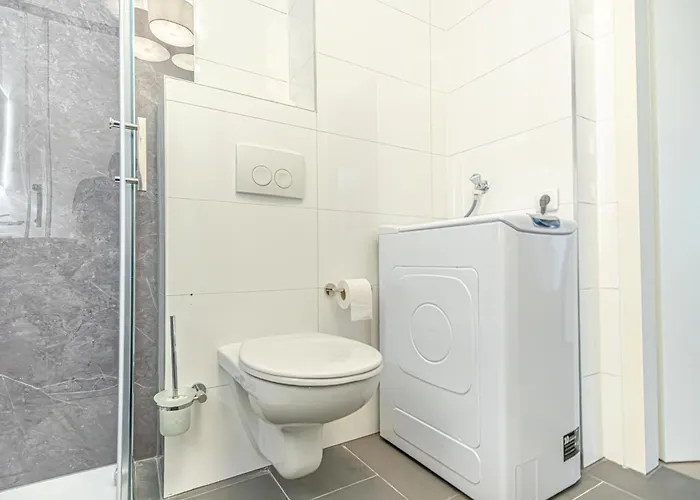 9 Min To Center, Modern 1br & 1lr With Balcony & Smart Tv Apartmán