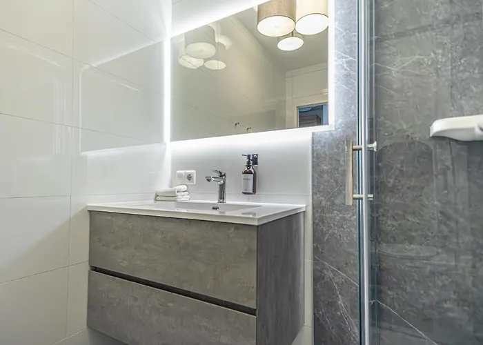 9 Min To Center, Modern 1br & 1lr With Balcony & Smart Tv Apartmán *